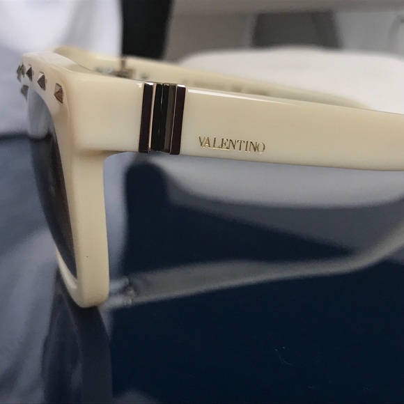 Valentino ROCKSTUD SUNGLASSES - Picture 6 of 8